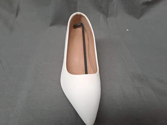 BOXED PAIR OF DESIGNER POINTED TOE BLOCK HEEL SHOES IN WHITE EU SIZE 38