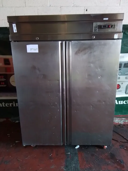 LARGE COMMERCIAL DOUBLE DOOR HEATED FOOD STORAGE UNIT 