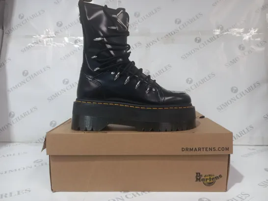 BOXED PAIR OF DR MARTENS JADON HI LTT MAX BOOTS IN BLACK UK SIZE 7