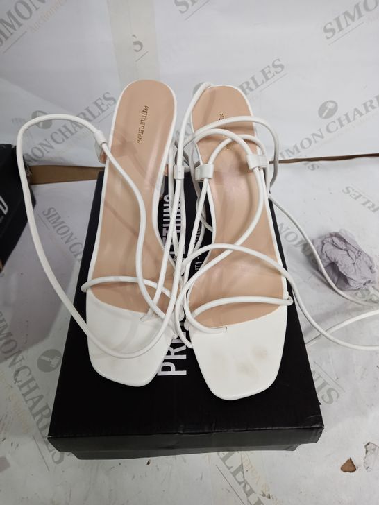 BOXED PAIR OF PRETTYLITTLETHINGS WHITE CYLINDER STRAPPY TOE THONG HEELED SANDALS - UK 6