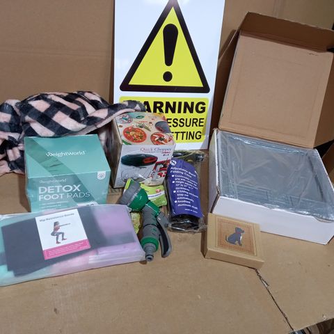 LOT OF APPROX 20 ASSORTED HOUSEHOLD ITEMS TO INCLUDE DETOX FOOT PADS, PINK/GREY BLANKET, HIP RESISTANCE BANDS, ETC
