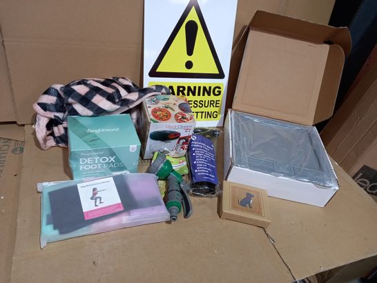 LOT OF APPROX 20 ASSORTED HOUSEHOLD ITEMS TO INCLUDE DETOX FOOT PADS, PINK/GREY BLANKET, HIP RESISTANCE BANDS, ETC