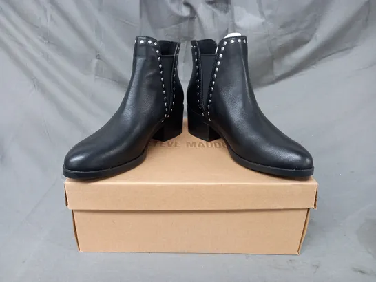 BOXED PAIR OF STEVE MADDEN CADE LEATHER ANKLE BOOTS IN BLACK EU SIZE 36