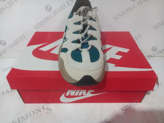 BOXED PAIR OF NIKE SHOES IN BEIGE/TEAL UK SIZE 9