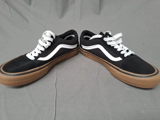 PAIR OF VANS PRO SKATEBOARD SHOES IN BLACK/WHITE UK SIZE 6