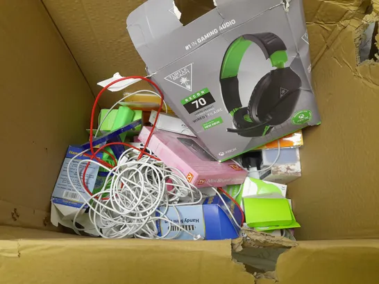 LOT OF APPROX 20 ASSPORTED ITEMS TO INCLUDE - TRAVEL CHARGER - TURTLE BEACH HEADSET XBOX - MINI FAN ECT