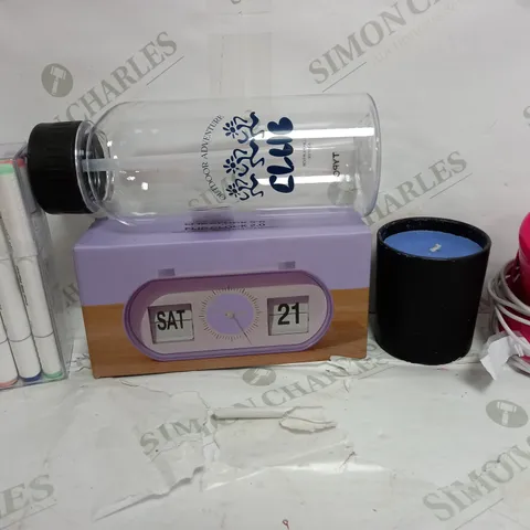 BOX OF APPROXIMATELY 15 ASSORTED ITEMS TO INCLUDE MARKERS, CLOCK, CANDLE ETC