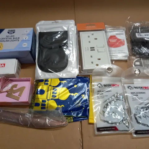 LOT OF ASSORTED HOUSEHOLD ITEMS TO INCLUDE LED SOLAR LIGHTS, REPLACEMENT CHAINS AND USB WALL SOCKET