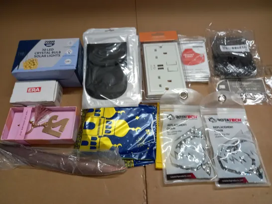 LOT OF ASSORTED HOUSEHOLD ITEMS TO INCLUDE LED SOLAR LIGHTS, REPLACEMENT CHAINS AND USB WALL SOCKET