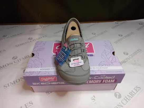 BOXED SKECHERS BREATHEEASY SHOES SIZE 4