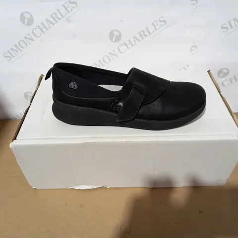 PAIR OF CLOUD STEPPERS BY CLARKS BLACK SHOES SIZE 3D