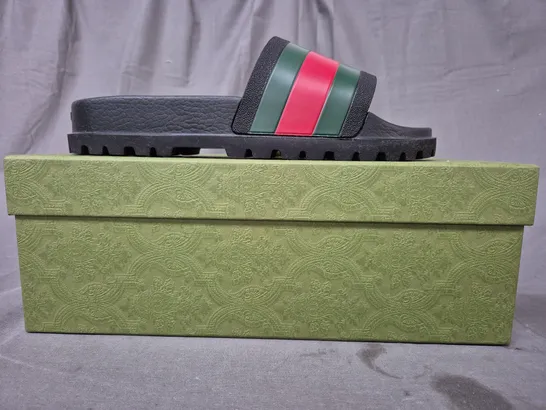 BOXED PAIR OF GUCCI SLIDERS IN BLACK/GREEN/RED SIZE UNSPECIFIED