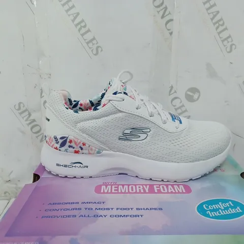 BOXED PAIR OF SKECHERS TRAINERS IN WHITE SIZE 4
