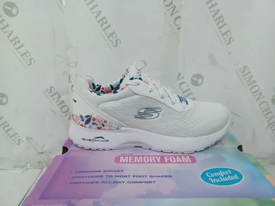 BOXED PAIR OF SKECHERS TRAINERS IN WHITE SIZE 4