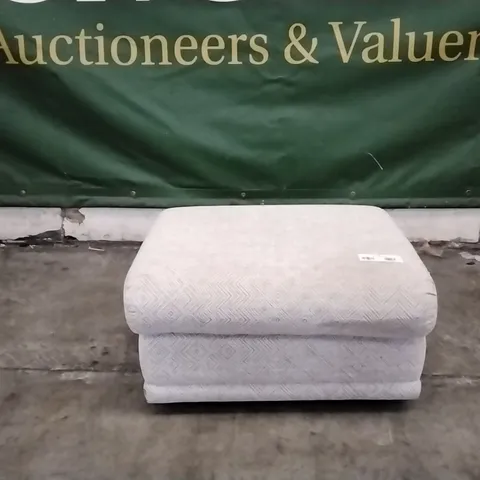 QUALITY BRITISH DESIGNED & MANUFACTURED G PLAN MALVERN STORAGE FOOTSTOOL NEBULAR PEBBLE FABRIC