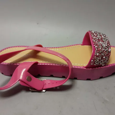 APPROXIMATELY 14 SAVANNAH COLLECTION OPEN TOE SANDALS IN PINK IN VARIOUS SIZES