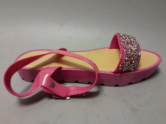 APPROXIMATELY 14 SAVANNAH COLLECTION OPEN TOE SANDALS IN PINK IN VARIOUS SIZES