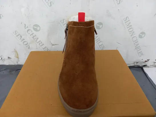 BOXED WHITE STUFF SHEARLING ZIP CUPSOLE BOOTS IN MID TAN - SIZE 3