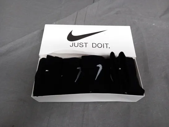 BOXED NIKE JUST DO IT SET OF 4 BLACK SOCKS - MEDIUM