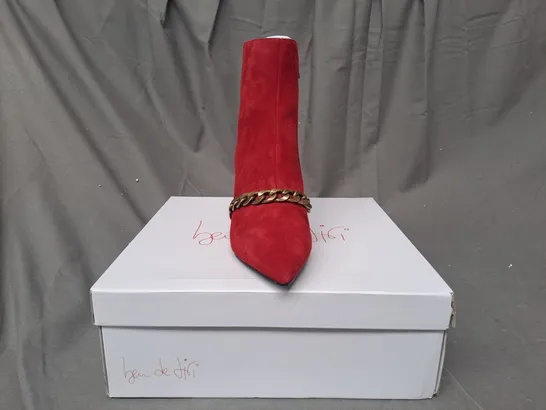 BOXED PAIR OF BEN DE LISI CHAIN LINK SUEDE ANKLE BOOTS IN RED SIZE 7