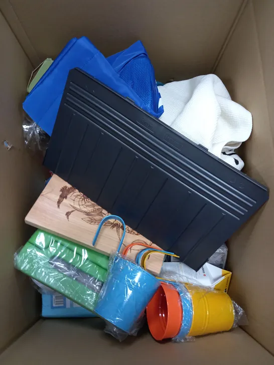 BOX OF APPROXIMATELY 15 ASSORTED ITEMS TO INCLUDE EL SALVADOR WOOD, IPAD CASE, MILK STORAGE BAGS ETC