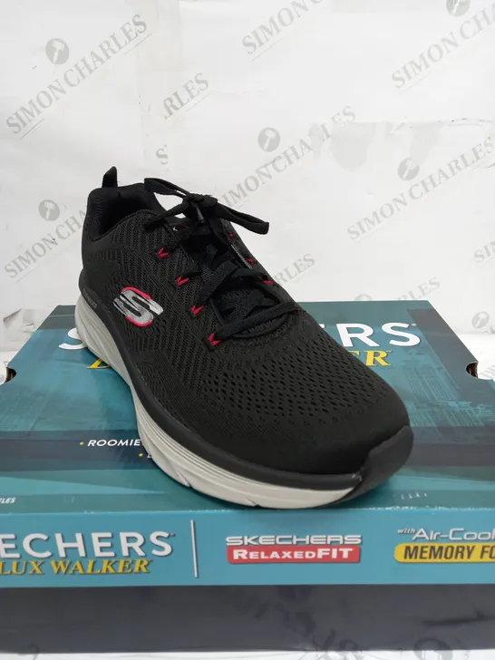 BOXED SKETCHERS D'LUX WALKER MEMORY FOAM IN BLACK - SIZE 10