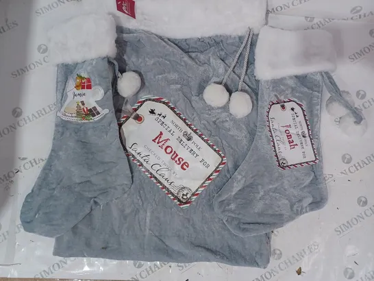 BOX OF 3 ASSORTED HOUSEHOLD ITEMS TO INCLUDE PERSONALISED CHRISTMAS SACK "MOUSE", PERSONALISED GREY ROCKING HORSE STOCKING "JAMIE", AND PERSONALISED SPECIAL DELIVERY STOCKING "JONAH"