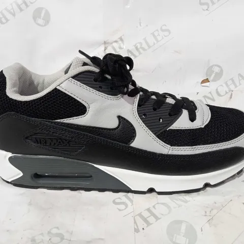 BOXED PAIR OF NIKE AIR MAX TRAINERS IN BLACK/WHITE UK SIZE 9