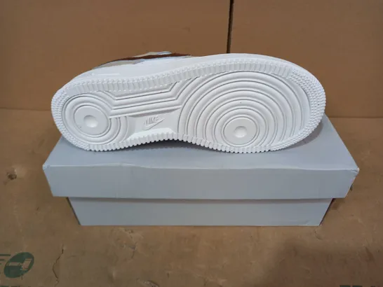 BOXED PAIR OF DESIGNER SHOES IN THE STYLE OF NIKE AIR FORCE 1 IN BROWN/WHITE - SIZE 5.5 UK