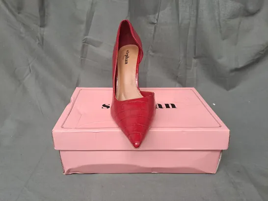 BOXED PAIR OF STEPHAN POINTED TOE HEELED SHOES IN RED EU SIZE 39