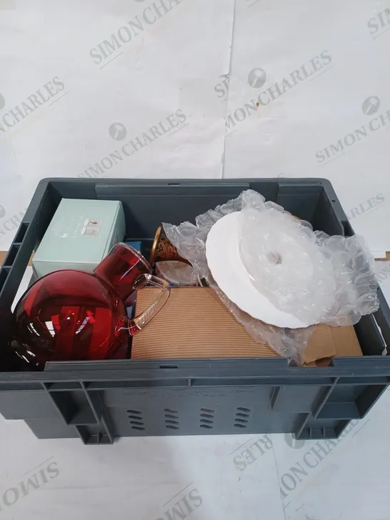 BOX TO CONTAIN APPROXIMATELY 10 ASSORTED ITEMS OF GLASSWARE AND CERAMICS, INCLUDES VASES & MUGS ETC  