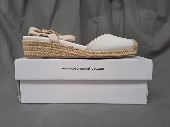 BOXED PAIR OF DREAM PAIRS CLOSED TOE LOW WEDGE SHOES IN WHITE SIZE 7