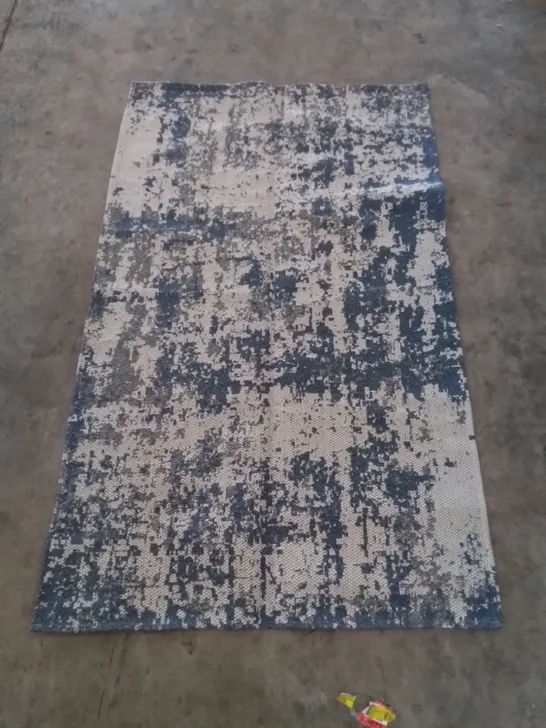 VIVA RUGS NATURAL WOVEN GREY/NAVY RUG // SIZE: 115 X 180CM