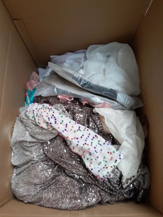 BOX OF APPROXIMATELY 20 ASSORTED CLOTHING AND FASHION ITEMS IN VARIOUS STYLES, SIZES, AND COLOURS - COLLECTION ONLY