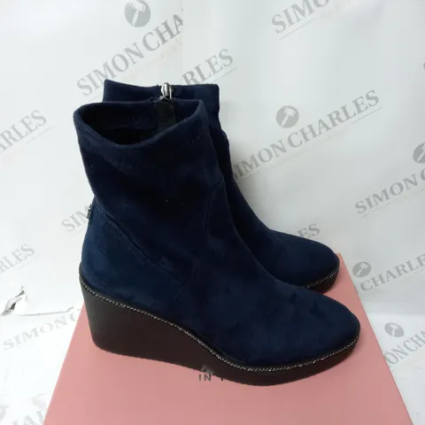 BOXED MODA IN PELLE ALAINA WEDGE HEEL SOCK BOOT - NAVY - SIZE 6