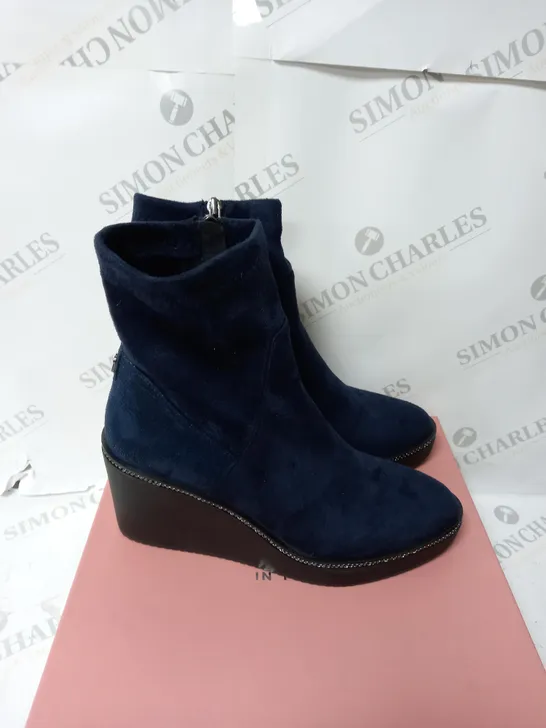 BOXED MODA IN PELLE ALAINA WEDGE HEEL SOCK BOOT - NAVY - SIZE 6