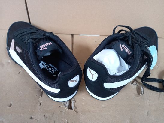 BOXED PAIR OF DESIGNER TRAINERS IN BLACK/WHITE UK SIZE 5