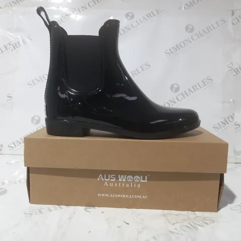 BOXED PAIR OF AUS WOOLI AUSTRALIA DOUBLE BAY BOOTS IN BLACK UK SIZE 6