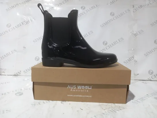 BOXED PAIR OF AUS WOOLI AUSTRALIA DOUBLE BAY BOOTS IN BLACK UK SIZE 6