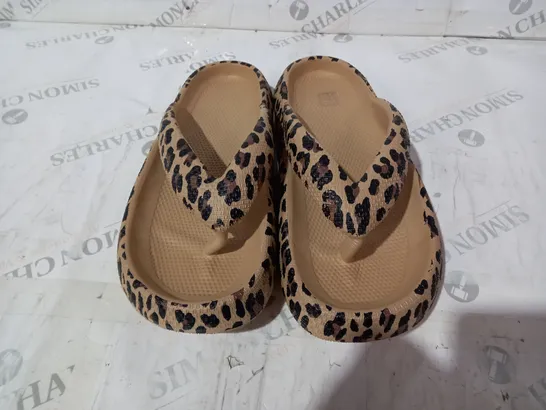 TAN LEOPARD PRINT PLASTIC SLIPPERS SIZE 44