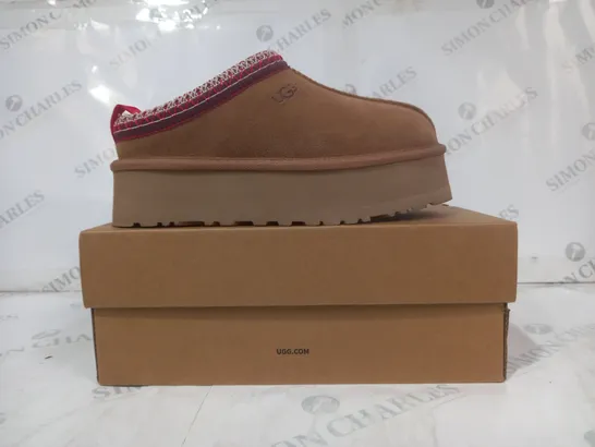 BOXED PAIR OF UGG WTAZZ SHOES IN CHESTNUT UK SIZE 5