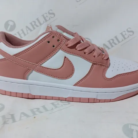 BOXED PAIR OF NIKE TRAINERS IN WHITE/PINK UK SIZE 4