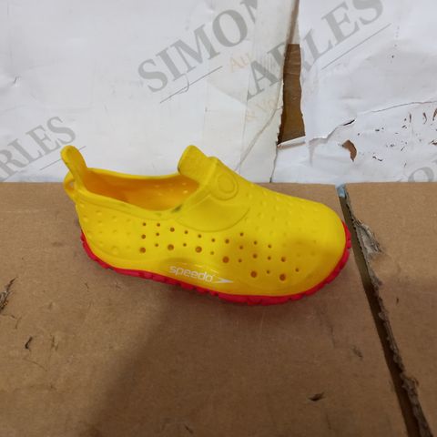 PAIR OF SPEEDO JELLY SHOES SIZE 5 KIDS