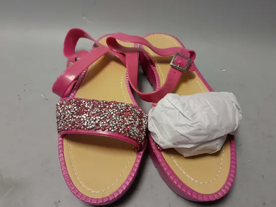 APPROXIMATELY 14 SAVANNAH COLLECTION OPEN TOE SANDALS IN PINK IN VARIOUS SIZES