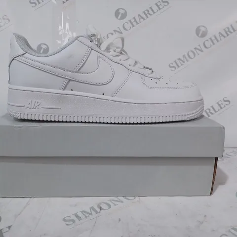 BOXED PAIR OF NIKE AIR FORCE 1 '07 SHOES IN WHITE UK SIZE 5