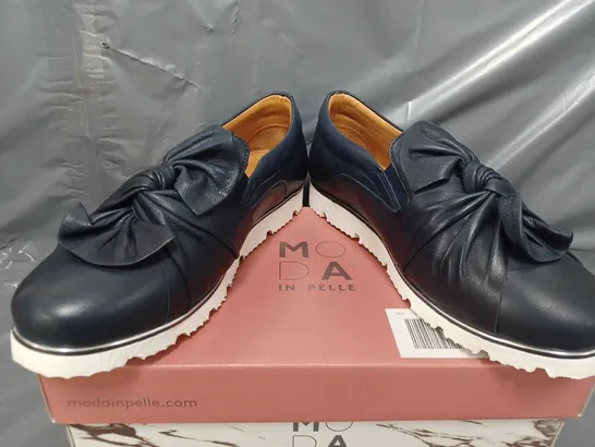 BOXED MODA IN PELLE ANETTE LEATHER BOW TWIST UPPER WITH FLEX SOLE TRAINERS IN NAVY - SIZE 39