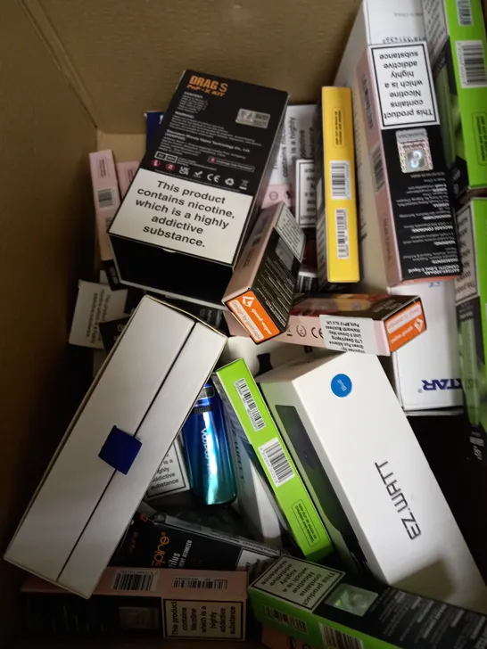 BOX OF APPROXIMATELY 30 ASSORTED VAPING KITS & DISPOSABLE VAPES IN VARIOUS FLAVOURS & BRANDS TO INCLUDE GEEK BAR, VOO-POO, INNOKIN ETC 