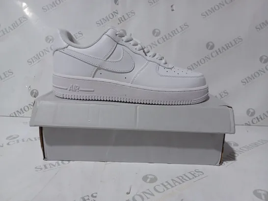 BOXED PAIR OF NIKE AIR FORCE 1 '07 TRAINERS IN WHITE UK SIZE 9