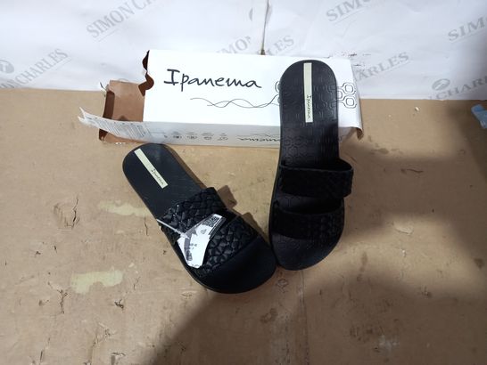 BOXED PAIR OF IPAMEMA FLIPFLOPS SIZE 40