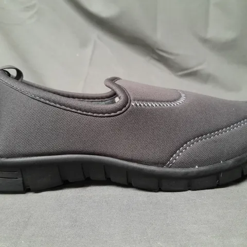 BOX OF APPROXIMATELY 10 PAIRS OF BEYOU WINTER SPORTY SLIP-ON SHOES IN GREY SIZE 3